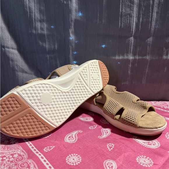 Sandles - Picture 2 of 2